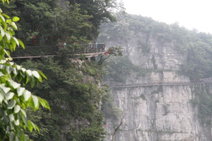 悬崖边的惊险栈道