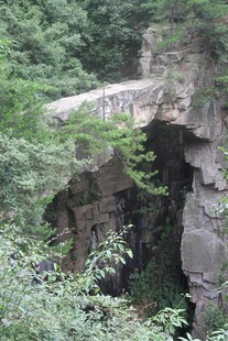 山间天然石桥景观