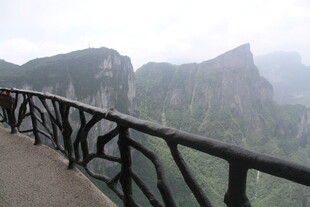 山间栈道赏壮丽山景