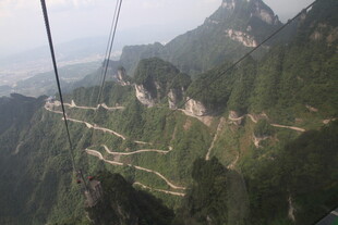 高空俯瞰山间蜿蜒公路