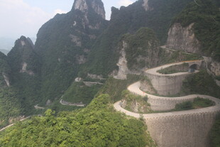 山间蜿蜒公路 美景如画