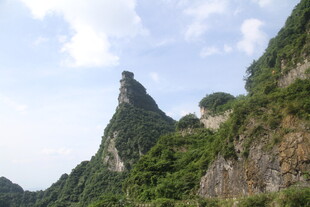 峻峭山峰绿意盎然