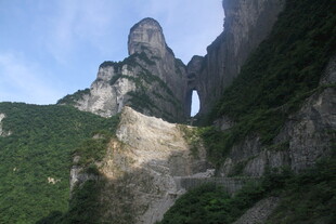 天门山壮观天然穿山洞穴