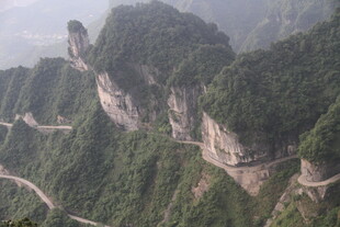 山间蜿蜒公路与峻峭山峰
