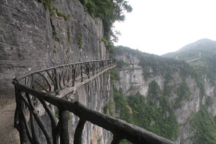 悬崖栈道景色壮观