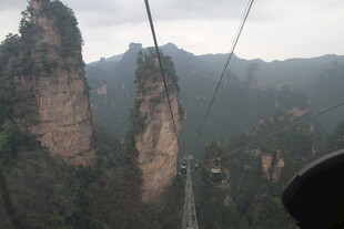 张家界奇峰间的索道景观
