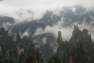 云雾缭绕的壮丽奇峰