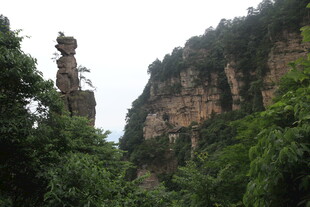 山林中的古朴石塔景观