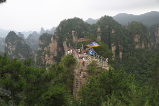 张家界奇峰上的观景平台