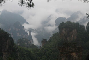 云雾缭绕的壮美山峦景观