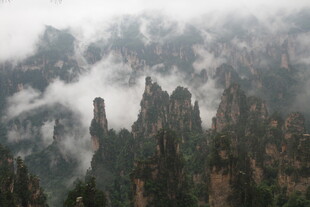 云雾缭绕的奇峰异石