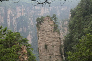 奇峰耸立的壮丽自然景观