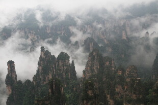 云雾缭绕的壮丽山峰