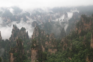 云雾缭绕的壮观奇峰异石