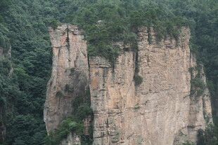 陡峭绝壁 绿意环绕的奇观