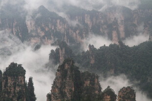 云雾缭绕的壮丽山峰景观