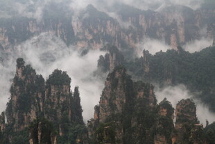 云雾缭绕的壮美奇峰景观