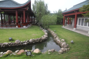 中式庭院中的潺潺小溪