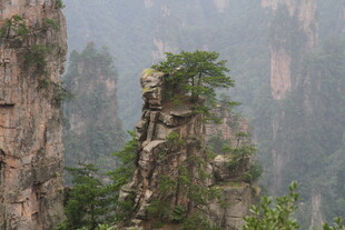 奇峰耸立 山间绿意点缀