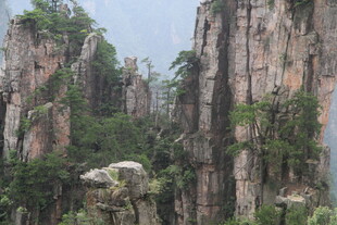 奇峰罗列的壮丽自然景观