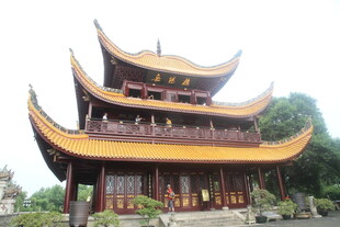 中式三层飞檐古建筑