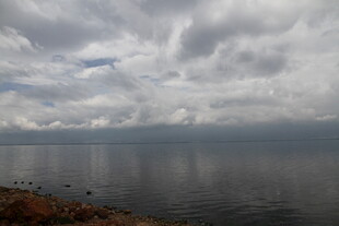 湖畔阴云下的宁静水面