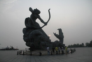 湖畔巨型射箭雕像景观