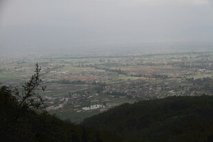 俯瞰山间城市景观