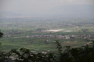 俯瞰绿意盎然乡村景象