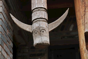 悬挂的牛角木雕装饰