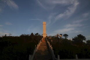 巍峨纪念碑矗立蓝天之下