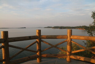 湖畔木栏 静赏黄昏美景
