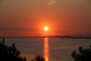 夕阳西下湖面美景