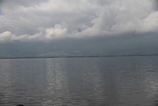 阴云下的平静湖面