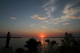 夕阳下的河畔美景