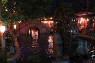 古桥夜色下的静谧水乡