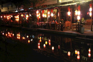 水乡夜景 灯火映照水面
