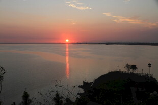 夕阳下的宁静湖面