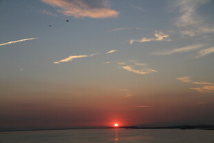 夕阳西下的静谧湖面