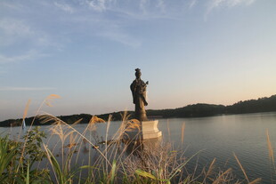 湖畔孤影 静享自然之美