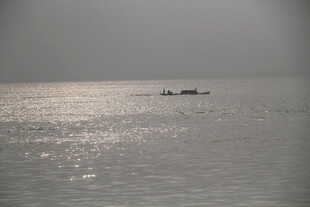 海上孤舟泛波光