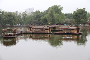 水上停泊的古朴船只