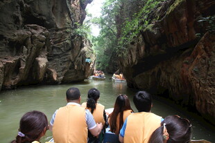 乘船探秘峡谷幽深美景