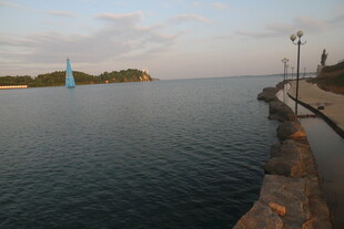 海边黄昏时的宁静港湾