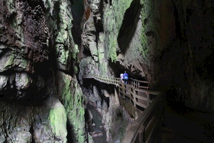 洞穴内的木质栈道与探险者
