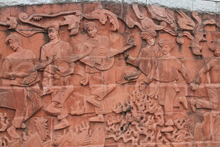 红色浮雕展现历史场景