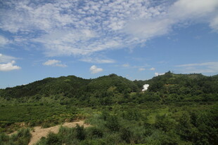 青山蓝天间的自然美景