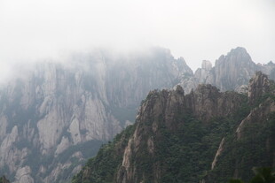 云雾缭绕的壮丽山峰