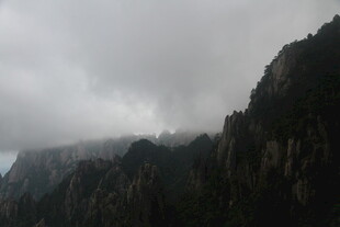 云雾缭绕的巍峨山峰