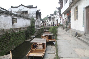 江南水乡小巷中的木舟
